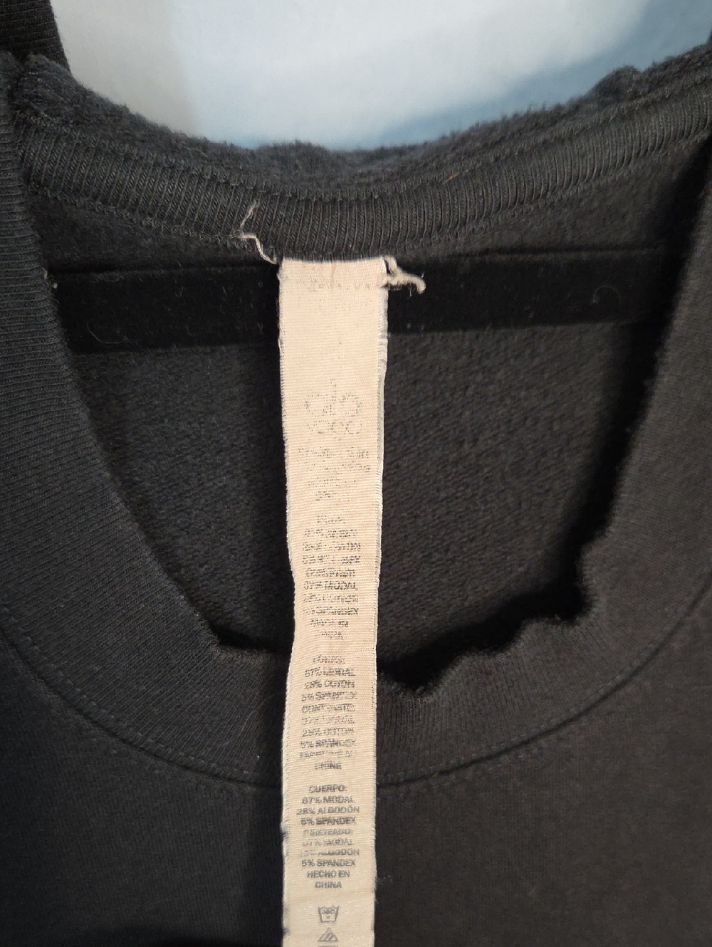 G514. Alo Yoga Fluid Tunic Hoodie in Black - Size M - Picture 2 of 7